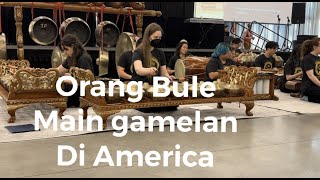 Orang Bule main gamelan di America .