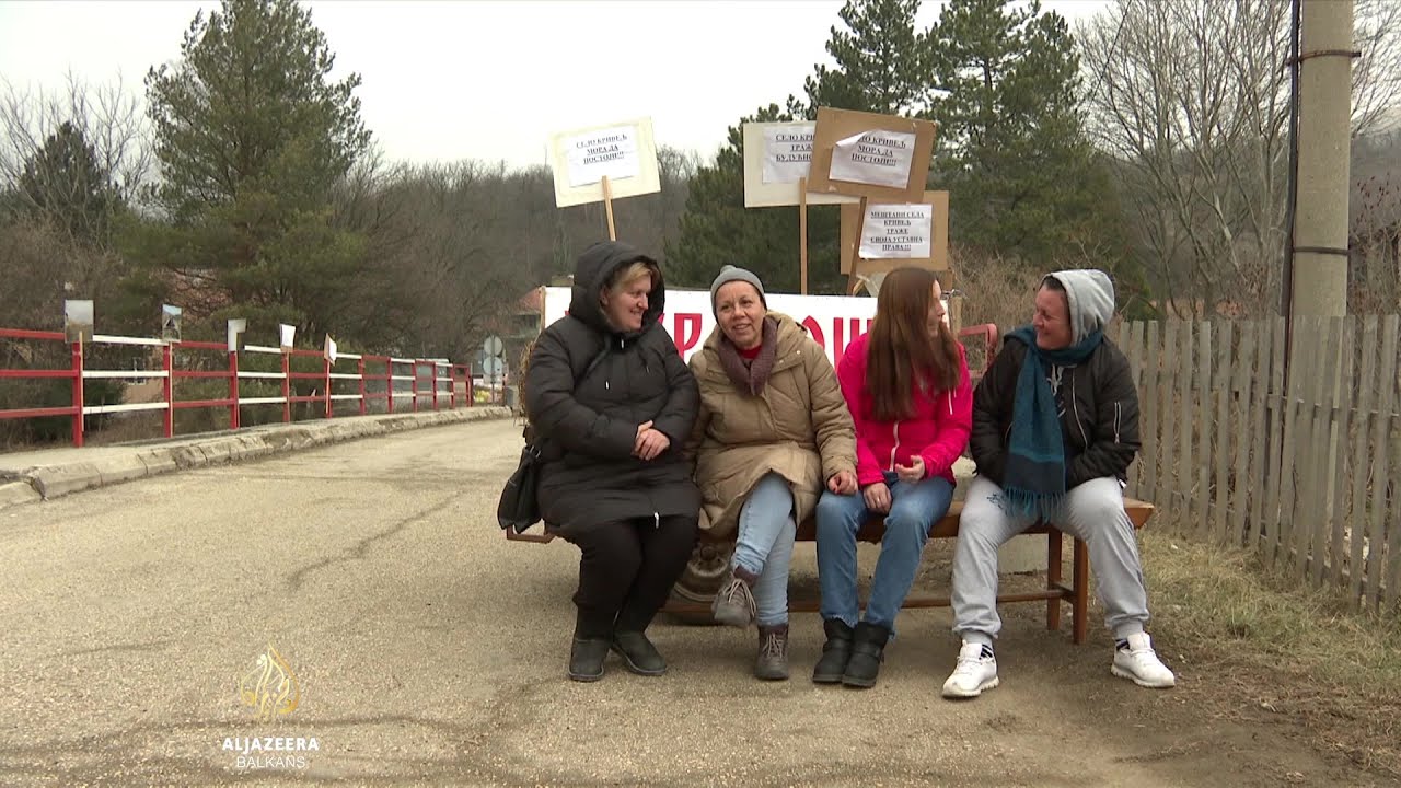يطالب سكان فيليكي كريفيلج بنقلهم، ويغلقون الطريق أمام الآليات الثقيلة.