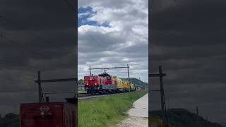 Sifflet d’un Infra tiré par une Aem 940 à Ependes #train #trainspotting #railway