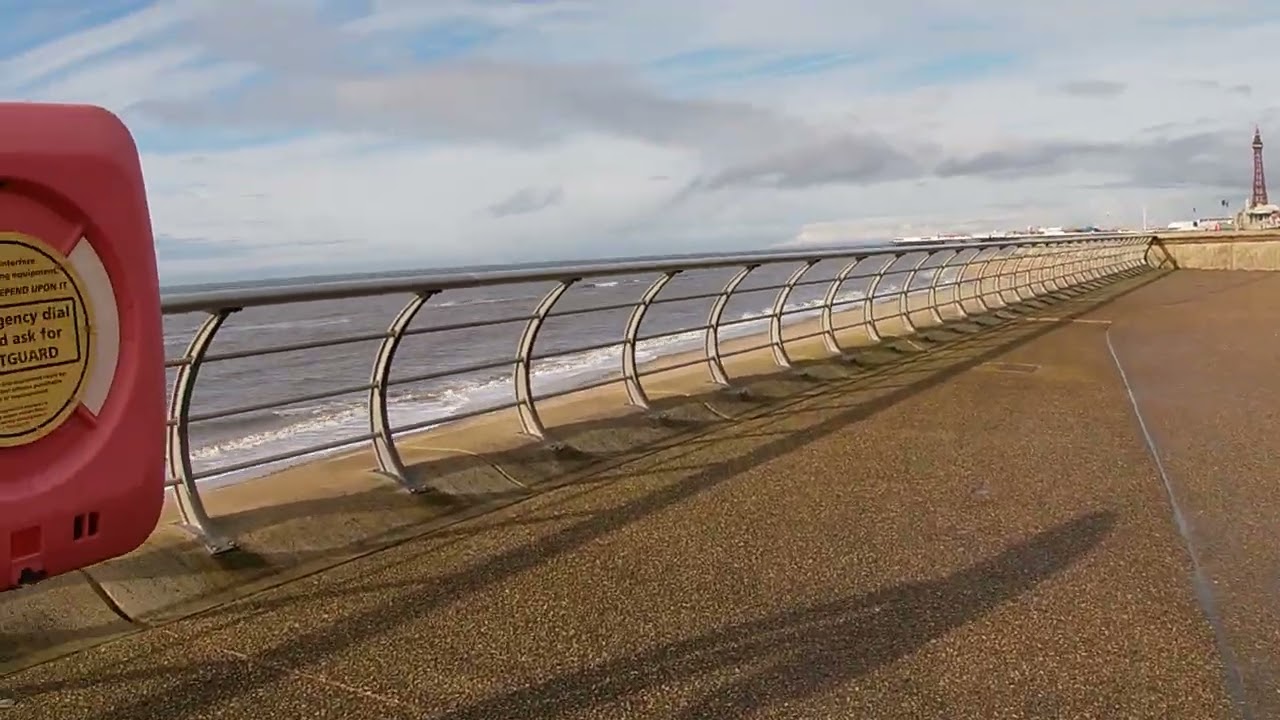 WALK  FROM  BLACKPOOL  UK   SOUTH  PIER  TO  THE  CENTRA L PIER
