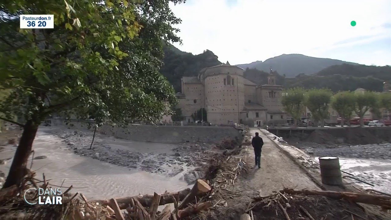 Inondations : le difficile travail de la reconstruction - Reportage #cdanslair 10.10.20