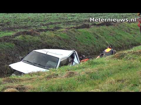 Auto's de sloot in op de A7 bij Marum