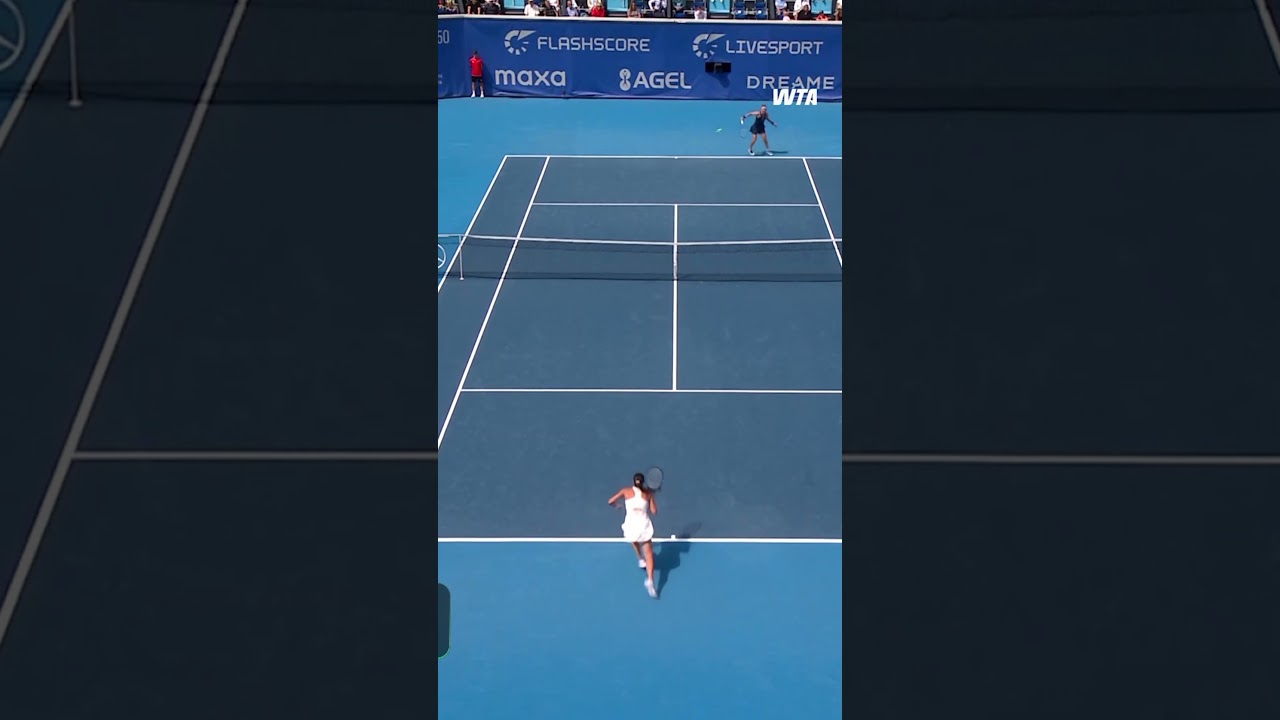 Bouzkova finding the perfect lob! This quarterfinal is going right down to the wire!