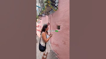 Tiệm cà phê kỳ lạ chỉ có một cái lỗ trên tường 😱