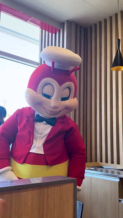 Filipina Friend Tries to Touch Jollibee Mascot... π±π