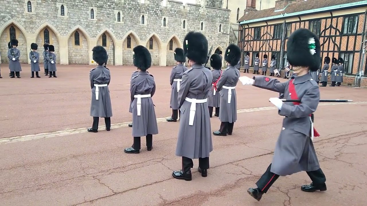 KINGS GUARD CHANGE WINDSOR CASTLE GUARD FALLS OVER 25/02/23