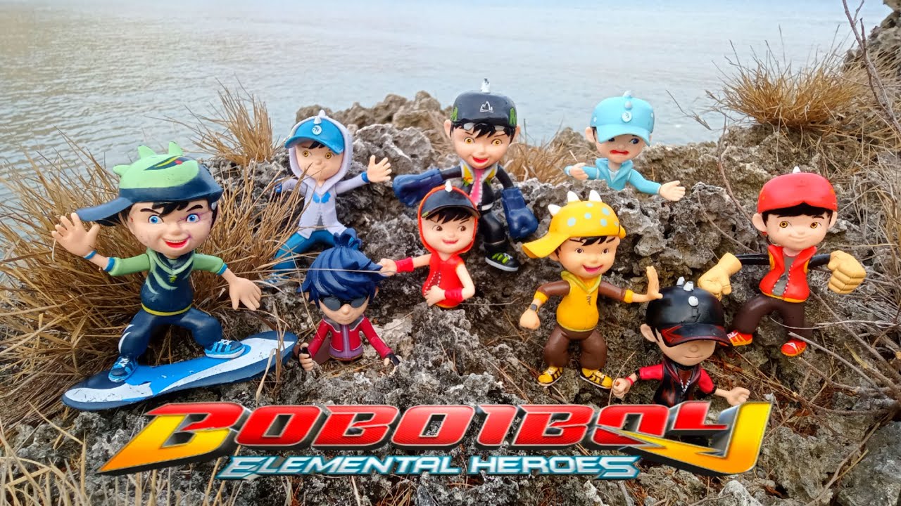 Menyelamatkan sahabat boboiboy semesta di atas ketinggian batu besar pesisir pantai.
