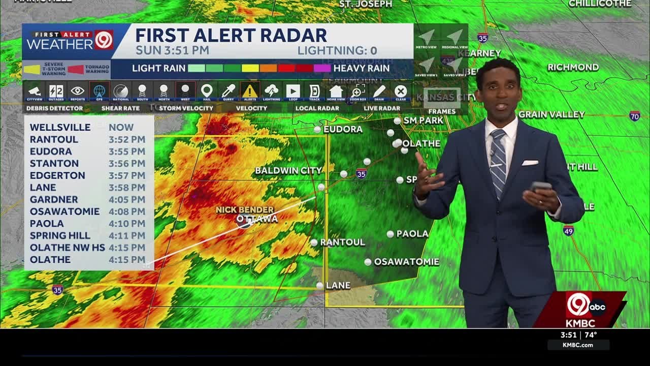 Kansas City weather: Severe thunderstorms moving into the metro - YouTube