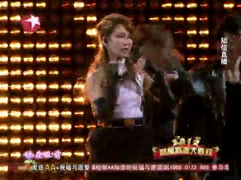 2012华人群星大联欢：萧亚轩《潇洒小姐》潇洒火辣开场