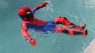 Spidermans joyfull Poolfun