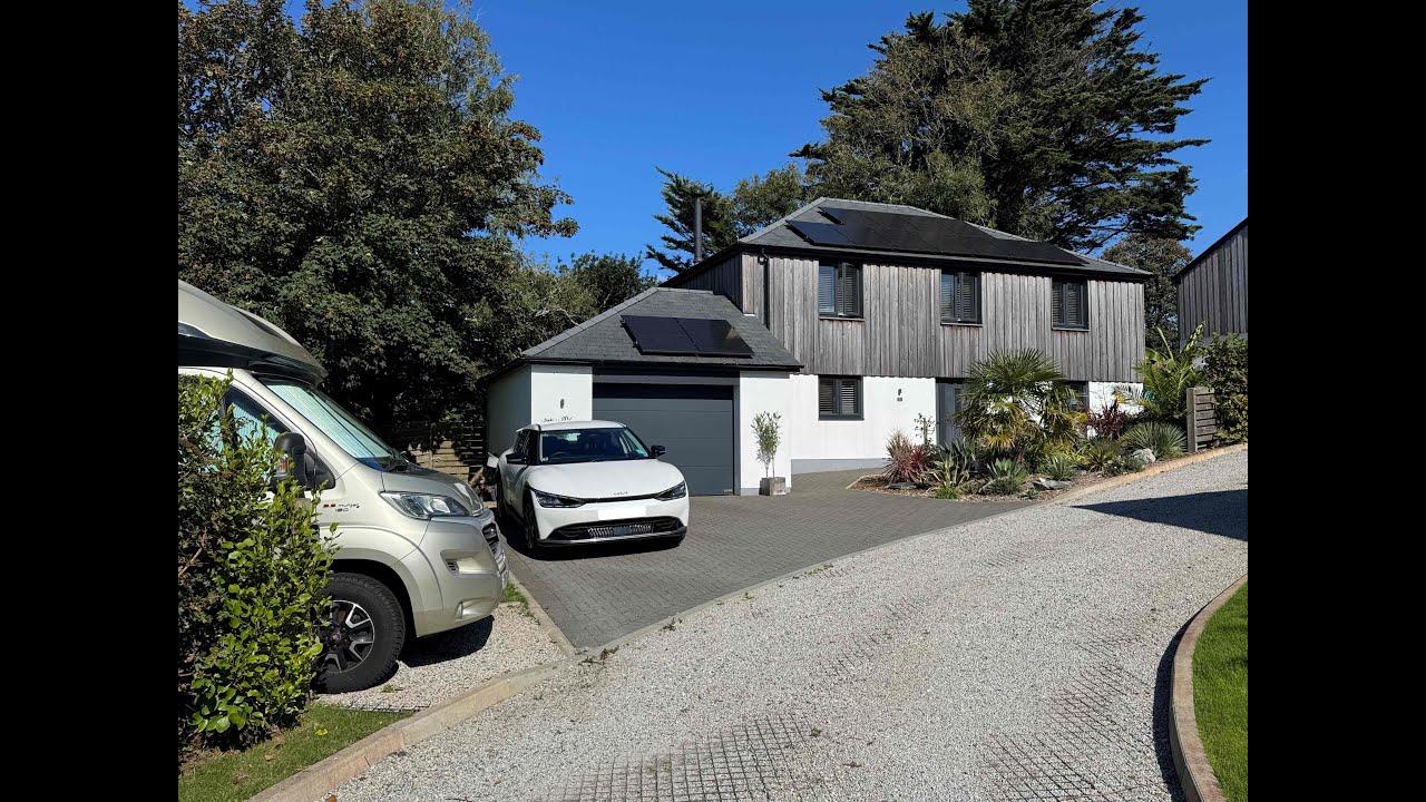 Melyn Grove, Illogan - A contemporary style (4 year old) 4 bedroom detached family house...