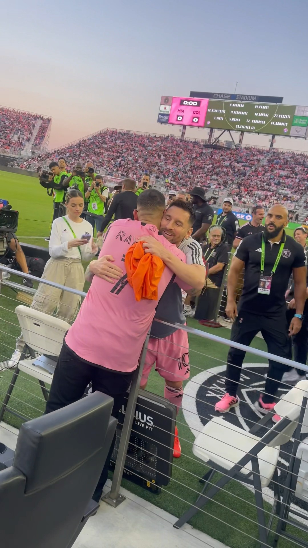 El saludo de Daddy Yankee y Leo Messi .
