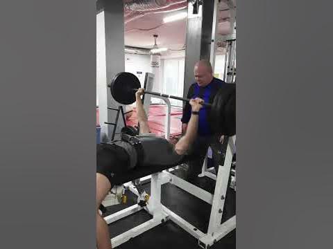Жим штанги на горизонтальній лаві 100кг. Михайло. - YouTube