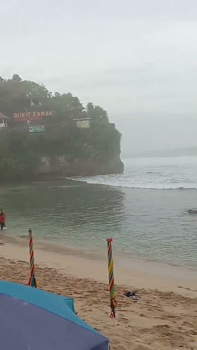 ombak pagi hari di pantai Indrayanti, Jogja.