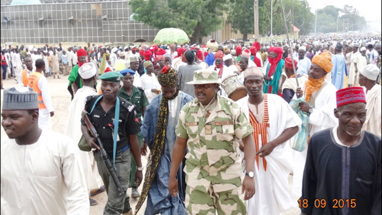 His Highnes The Emir of Zazzau Alhaji Dr Shehu Idris CFR Coming back from Jumaat Prayer. hausawa