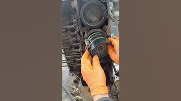V8 engine piston installation