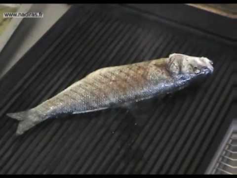 Vidéo: Poisson Dans Une Poêle Grill Au Gaz