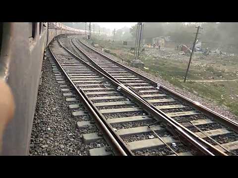 22418 MAHAMANA EXPRESS ENTERING SULTAN PUR STATION