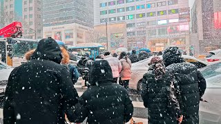 [4K] 2021 Heavy Snowfall in Gangnam Walk - Seoul Snow Day | 서울 강남역에 내린 폭설과 우왕좌왕하는 사람들과 차들 풍경