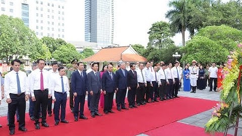 Chủ tịch nước Nguyễn Xuân Phúc dâng hương tưởng niệm Chủ tịch Hồ Chí Minh | Báo Thanh Hóa