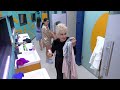 Con vestido de gala, Laura Zapata se queda encerrada en el baño
