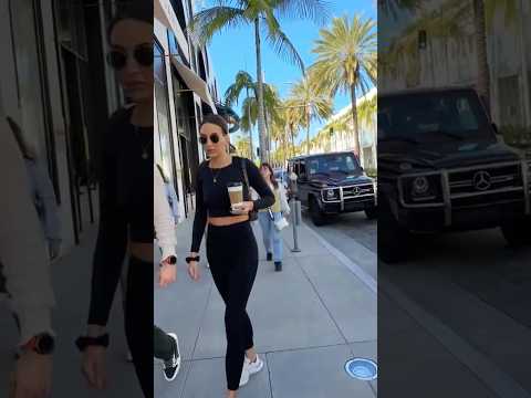 Beautiful people Walking Beverly Hills 🌍🚶🏻‍♂️ #luxury #travel #lifestyle