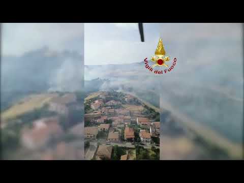 Sardegna, devastata dagli incendi: case lambite dalle fiamme