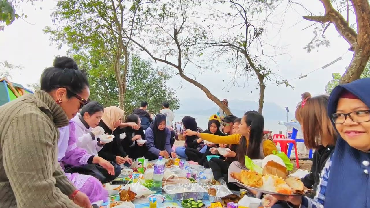 KESERUAN KUMPUL BARENG TEMAN DI PANTAI MA ON SHAN