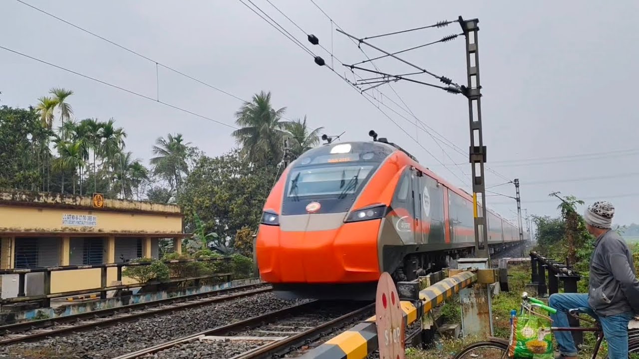 স্লিপার বন্দে ভারত মেল এক্সপ্রেস বলাগড় রেলগেট ট্রেন ট্রেন 