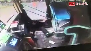 中國男狂罵公車司機 乘客用「黃飛鴻爆踢」讓他倒地