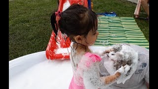 Brincando Na Piscina Com Espuma