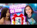 Escolhendo o presente de aniversário do João da Tia Dani