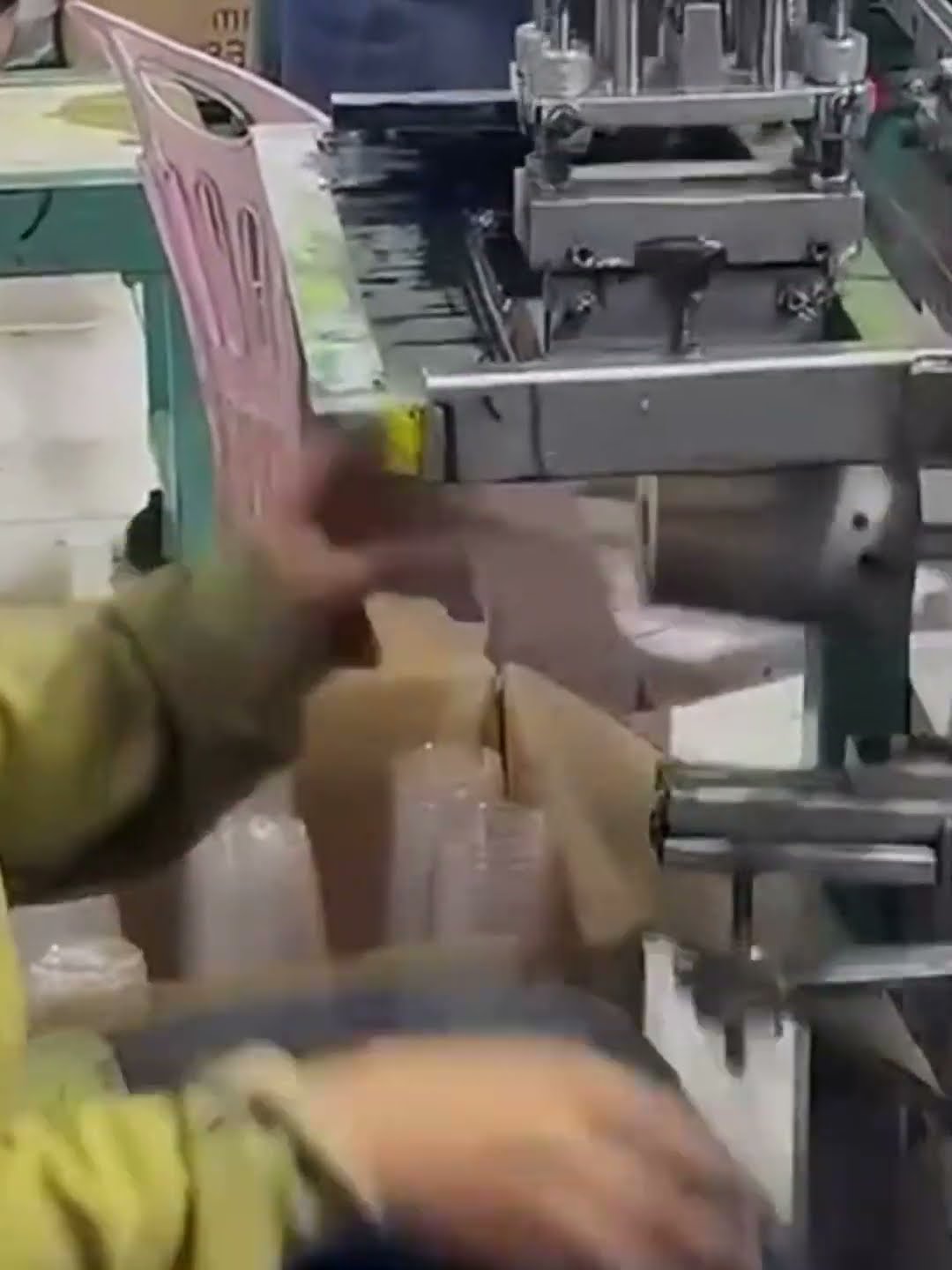 Plastic cup curved surface printing process- Good tools and machinery make work easy
