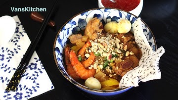 Vietnamese turmeric rice noodle with chicken (Mì Quảng)