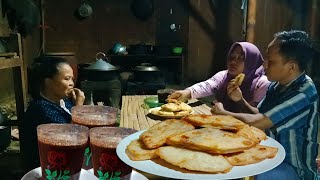 masakan desa, menikmati sukun goreng dan kopi di malam hari saat hujan || hidup di desa