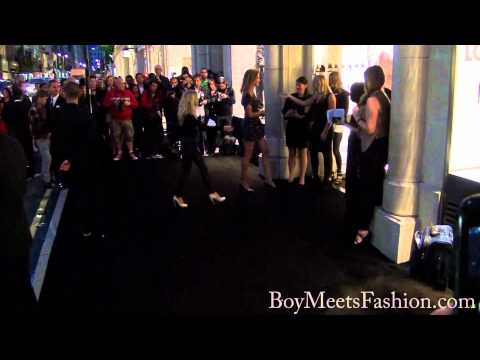 Video: Sina Armani at Vodianova ay nagtipon ng mga bituin para sa mga fashion party