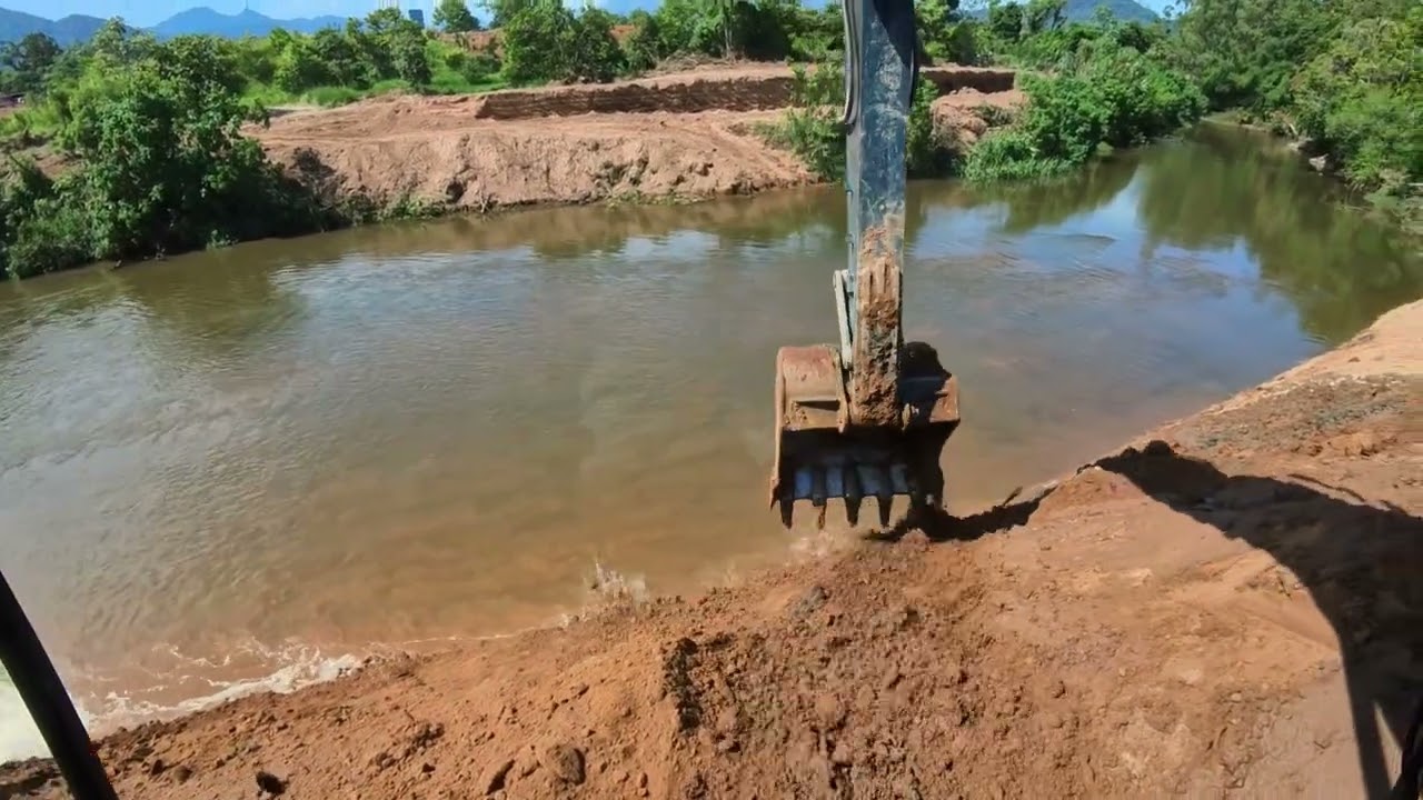 tirando muita pedra do rio
