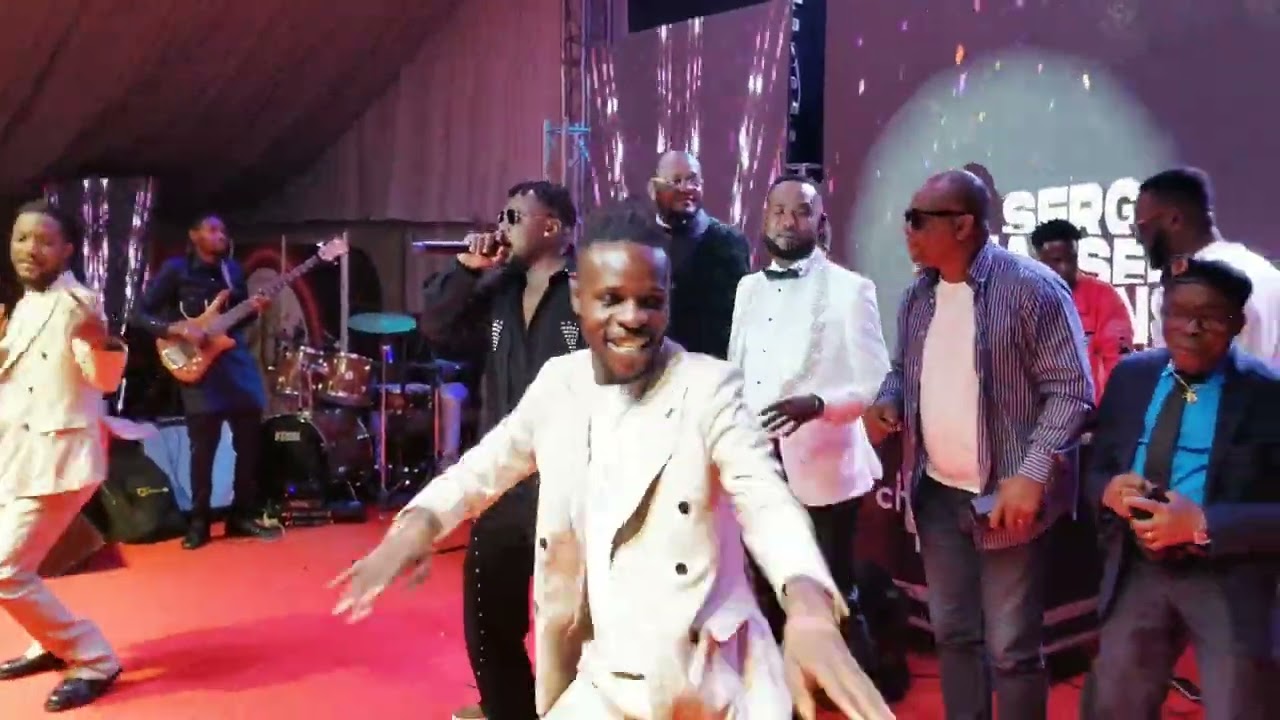 Agressivo nyandoro est taclé par Serge Manseba sur scène face aux invités