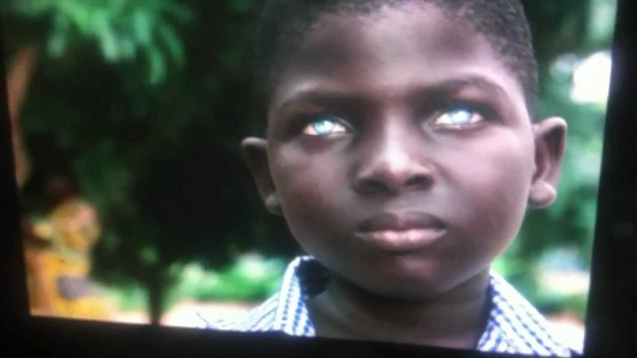 JEUNE AFRICAIN NOIR AVEC DES YEUX BLEUS TRES RARE YouTube JEUNE AFRICAIN NOIR AVEC DES YEUX BLEUS TRES RARE YouTube