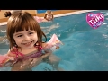 ✿  Аквапарк Маленькая Девочка Аня сама плавает Огромный бассейн и горки для детей Развлечения в воде