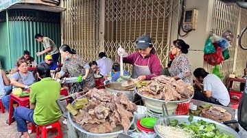 Đây là xe bún bò 30k/tô vừa mở bán khách đã ngồi ăn kín ghế ở vỉa hè Sài Gòn