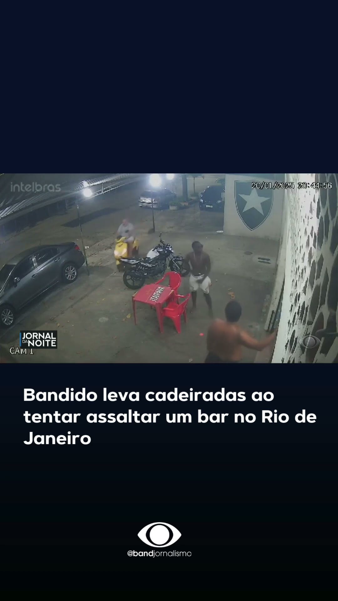 Bandido leva cadeiradas ao tentar assaltar bar #shorts