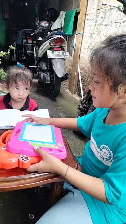 lagi belajar menulis di depan rumah, kebetulan si Kaka jualan papan tulis magnet #shorst