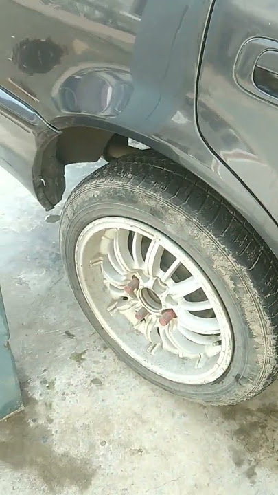 Ternyata dari kempat ban mobil sedan Corolla 1998  hanya satu ban saja yang berputar