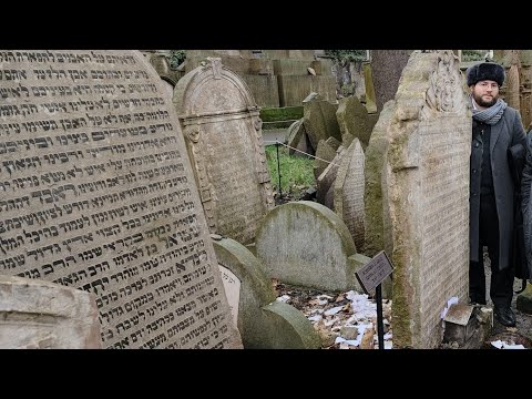 אצל ציונו של ה'נודע ביהודה' זיע"א