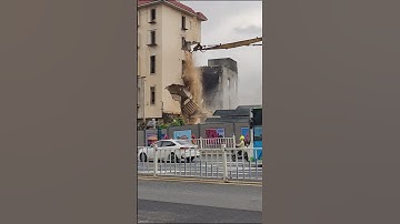 Demolish the building#excavator