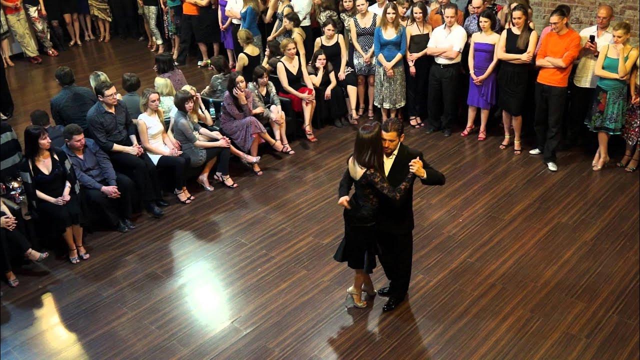 Yanina Quiñones & Neri Piliu bailan " Fueron tres años" por orquesta Hector Varela Yanina Quiñones & Neri Piliu bailan " Fueron tres años" por orquesta Hector Varela