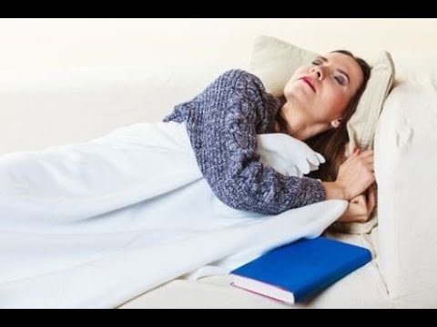वीडियो: जब कोई व्यक्ति सोता है, तो वह नींद में झूमता और थरथराता है