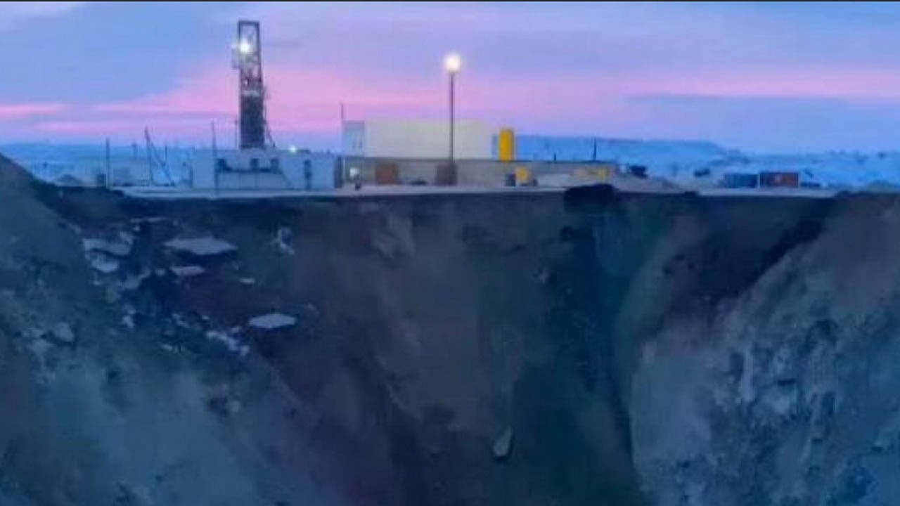 Автобус со спасателями провалился под землю на глубину 150 метров в Павлодарской области