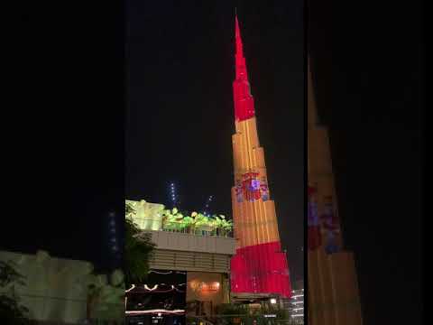 El Burj Khalifa de Dubai, con la bandera de España
